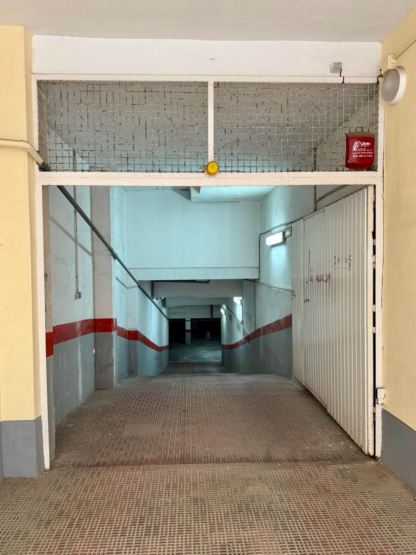 Parking en Torrevieja en la zona de Playa de los Locos – MH064